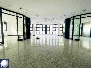 Foto Ufficio in Via Mazzini, Erba Centro di 207 m² con 4 locali in vendita