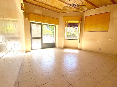 Foto Negozio in via giuseppe garibaldi 4, Gemonio di 60 m² con 2 locali