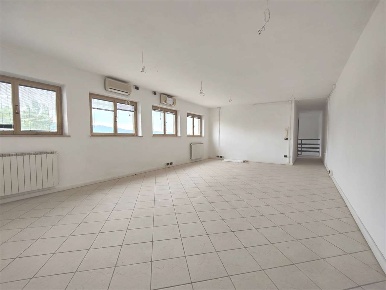 Foto Ufficio in Via di Sottomonte, Capannori Verciano - Guamo di 135 m²