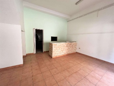 Foto Negozio in Via Venisti 64, Capurso di 65 m² con 2 locali in vendita