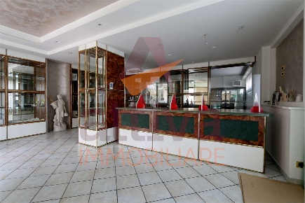 Foto Negozio a Castelfidardo di 248 m² con 4 locali in vendita