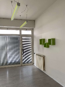 Foto Negozio a Mariano Comense di 150 m² con 3 locali in vendita
