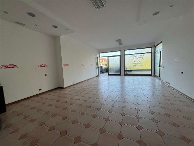 Foto Negozio a Marciano della Chiana di 71 m² con 2 locali in vendita