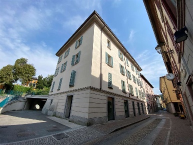 Foto Negozio in Via Primo Maggio, Oggiono Centro di 75 m² con 1 locali