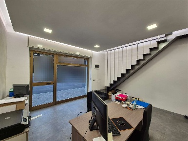Foto Ufficio in Viale Vittorio Veneto  18, Cirimido di 52 m² con 2 locali