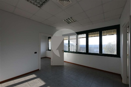 Foto Ufficio in via del lavoro, Scandiano di 140 m² con 4 locali in vendita