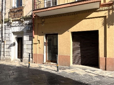 Foto Negozio in Via Carmine 61, Brindisi Centro Storico di 60 m² in vendita