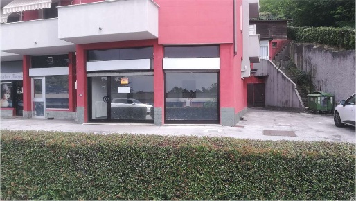Foto Attività commerciale a Senna Comasco di 110 m² con 3 locali in vendita