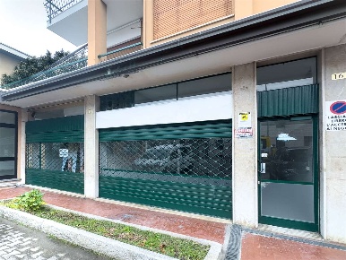 Foto Negozio in corso giacomo matteotti  16, Sesto Calende Centro di 70 m²