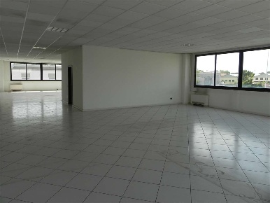 Foto Negozio in via Meucci, Forlì di 250 m² con 1 locali in affitto