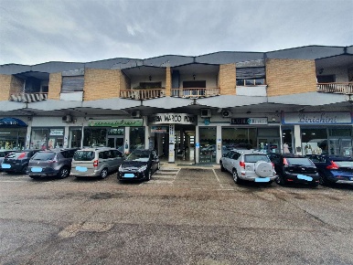 Foto Negozio in VIA MARCO POLO 230/I, Osimo Centro di 73 m² con 2 locali