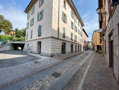 Foto Negozio in Via Primo Maggio, Oggiono Centro di 150 m² con 1 locali