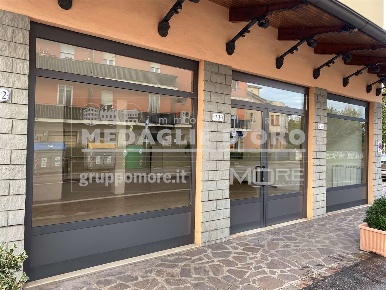 Foto Negozio in San Damaso, Modena San Damaso di 183 m² con 4 locali