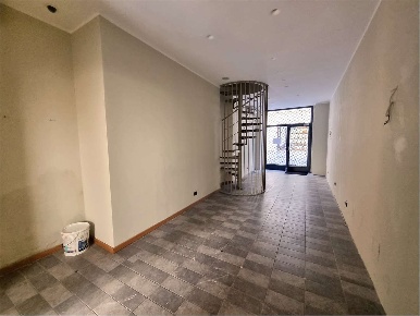 Foto Negozio in Via Roma 1, Cantù Centro di 66 m² con 3 locali in affitto