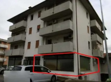 Foto Negozio in Via Isonzo, Romano d'Ezzelino Centro di 89 m² con 1 locali
