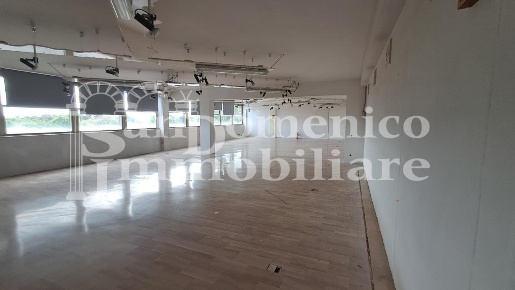 Foto Locale commerciale a Cascina Centro di 200 m² con 3 locali in affitto