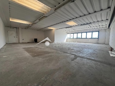 Foto Ufficio a Cascina Semicentro di 130 m² con 1 locali in affitto