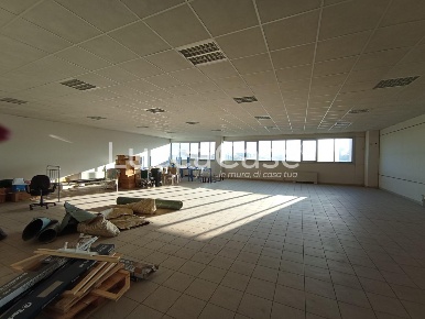 Foto Ufficio a Lucca San Marco - Acquacalda di 220 m² con 1 locali