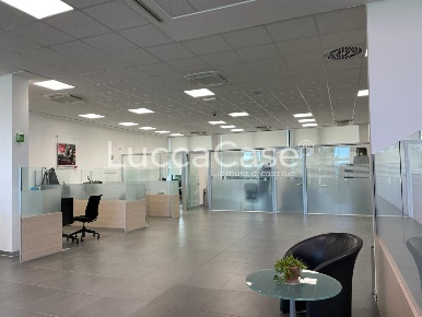 Foto Locale commerciale a Capannori Centro di 650 m² con 10 locali