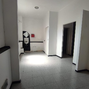 Foto Locale commerciale a Carrara Centro di 56 m² con 4 locali in vendita