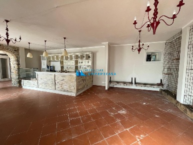 Foto Locale commerciale a Massa Turano di 130 m² con 3 locali in vendita