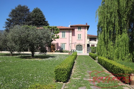 Foto Ufficio a Lucca Sant'Anna di 240 m² con 10 locali in vendita