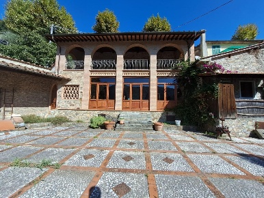 Foto Ristorante a Pietrasanta di 300 m² con 6 locali in vendita