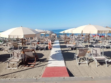 Foto Hotel a Carrara Marina di Carrara di 1600 m² con 5 locali in vendita