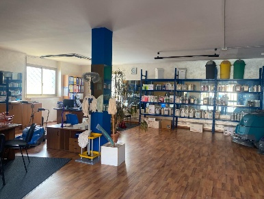 Foto Attività commerciale a Barge di 100 m² con 4 locali in vendita