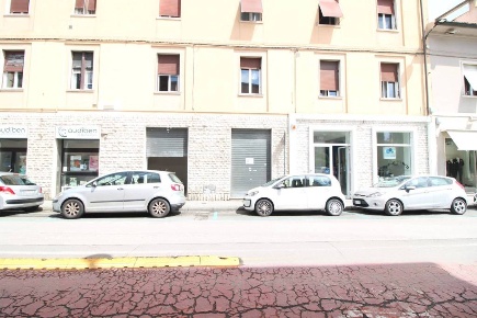 Foto Negozio a Pontedera Centro di 60 m² con 2 locali in vendita