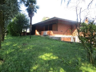 Foto Villa unifamiliare a Ozzero Centro di 4306 m² con 5 locali in vendita
