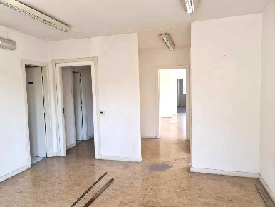 Foto Ufficio a Poggibonsi Centro di 218 m² con 6 locali in affitto