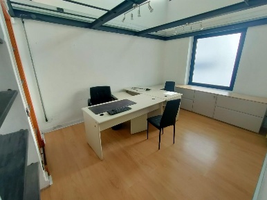 Foto Ufficio a Massa Zona Industriale di 20 m² con 2 locali in affitto