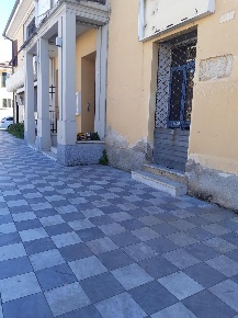 Foto Locale commerciale a Carrara Marina di Carrara di 67 m² con 3 locali