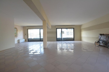 Foto Locale commerciale a Lucca San Vito di 100 m² con 2 locali in affitto