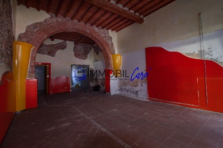 Foto Locale commerciale a Livorno Cisternone di 60 m² con 2 locali