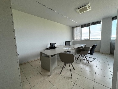 Foto Ufficio a Cascina Navacchio Nord - Zambra di 129 m² con 4 locali