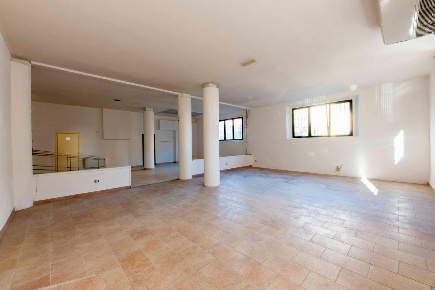Foto Negozio a Poggibonsi Centro di 227 m² con 2 locali in vendita