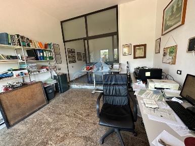 Foto Locale commerciale a Luni Ortonovo di 45 m² con 2 locali in vendita