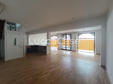 Foto Locale commerciale a Lucca Maggiano - San Macario di 300 m² in vendita