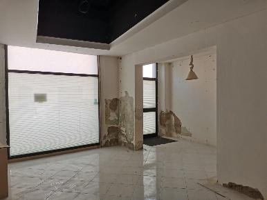 Foto Locale commerciale a Poggibonsi Centro di 98 m² con 2 locali