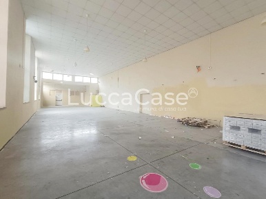 Foto Locale commerciale a Lucca San Marco - Acquacalda di 345 m² in affitto