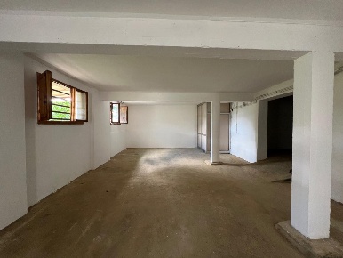 Foto Locale commerciale a Santa Maria a Monte di 250 m² con 4 locali