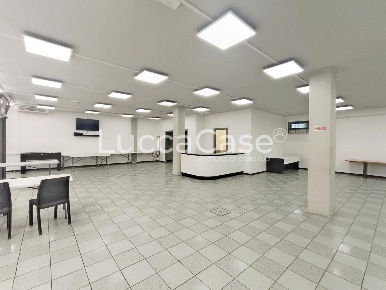 Foto Locale commerciale a Lucca Sant'Anna di 240 m² con 1 locali in affitto
