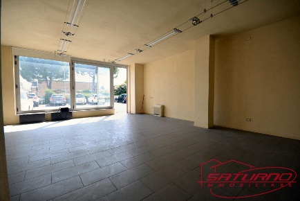 Foto Locale commerciale a Lucca Santissima Annunziata di 100 m² in vendita