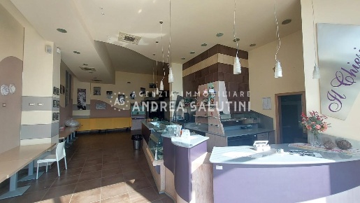 Foto Locale commerciale a Pontedera Oltrera di 145 m² con 3 locali