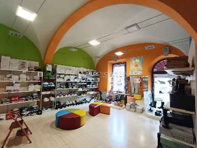 Foto Locale commerciale a San Giuliano Terme San Giuliano Terme Paese