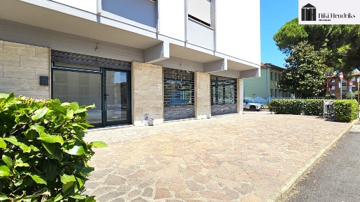 Foto Locale commerciale a Santa Croce sull'Arno Centro di 80 m² in vendita