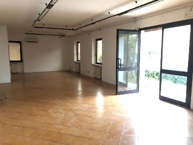 Foto Locale commerciale a Siena Arbia di 550 m² con 11 locali in affitto
