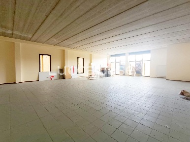 Foto Laboratorio a Lucca Sant'Anna di 230 m² con 1 locali in affitto